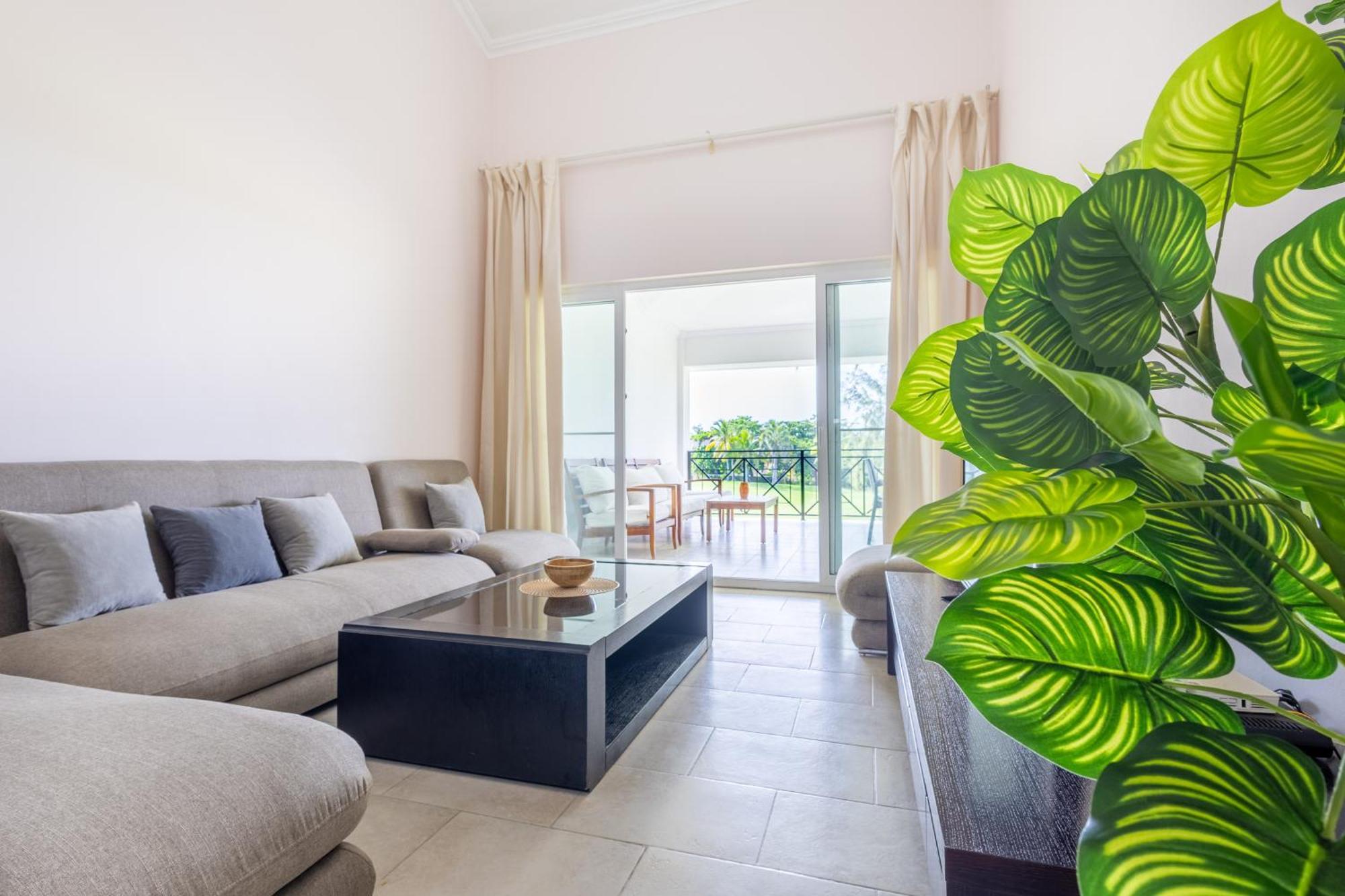 Private & Luxury Cocotal In Gated & Secured Community *