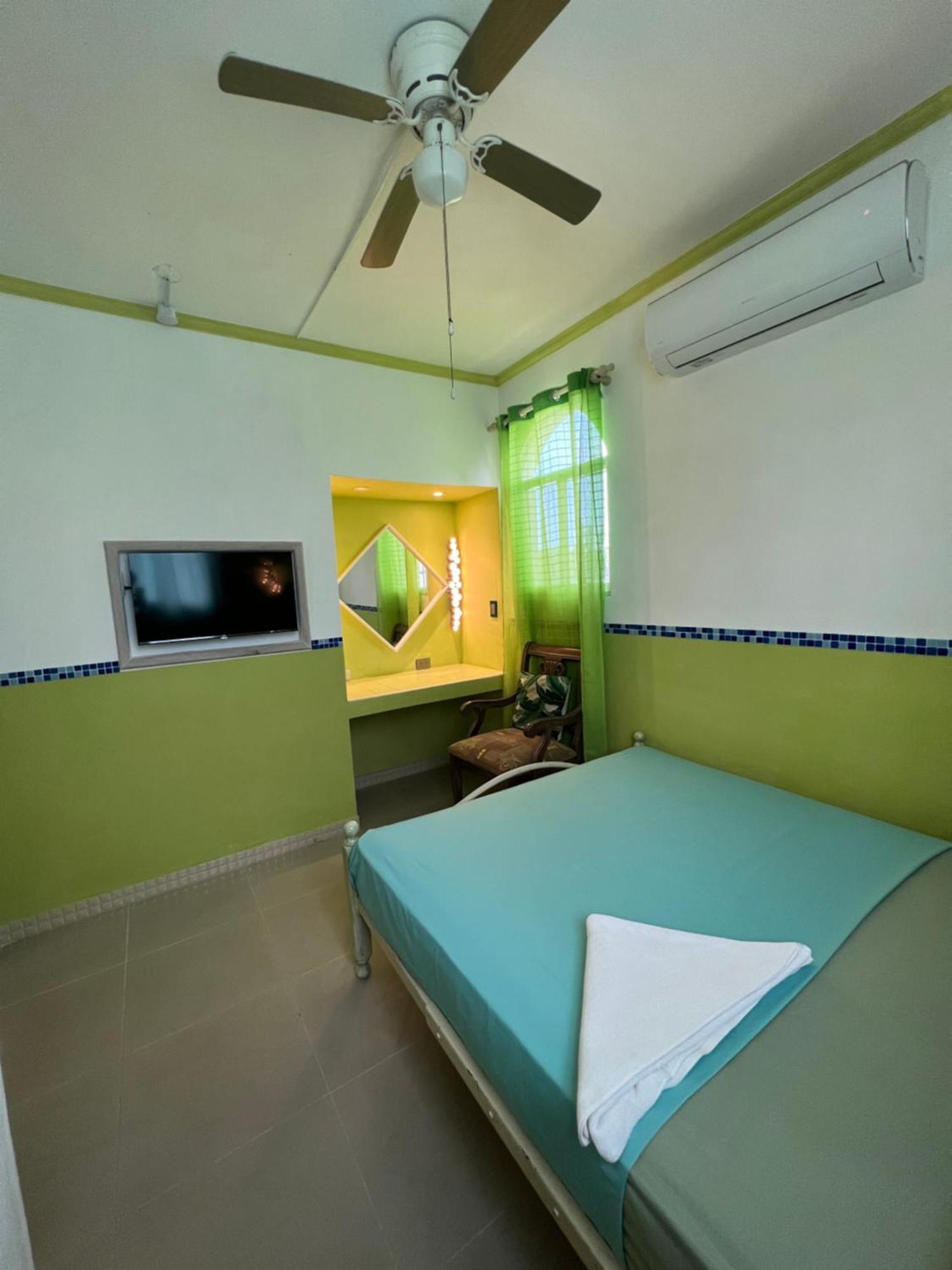 Private Rooms-art Guest house