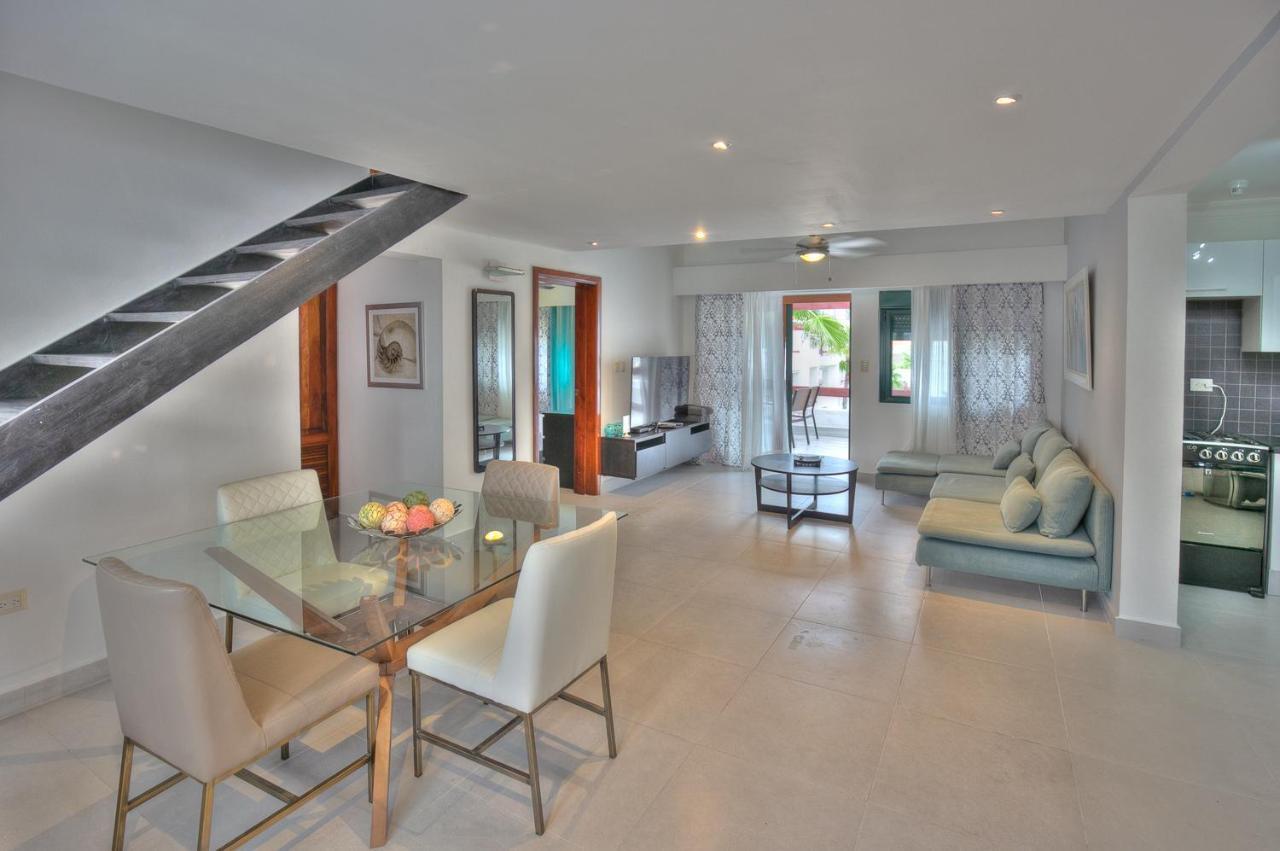 Feel The Ocean Breeze From Alluring Beachfront - D302 Apartment