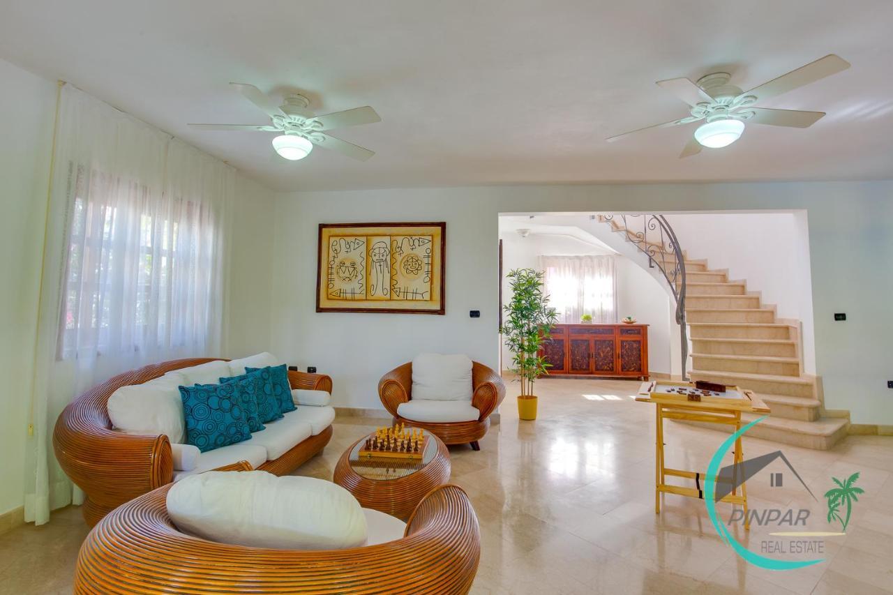 Close To The Beach! Lux Gemela, 6br, 9bt Villa