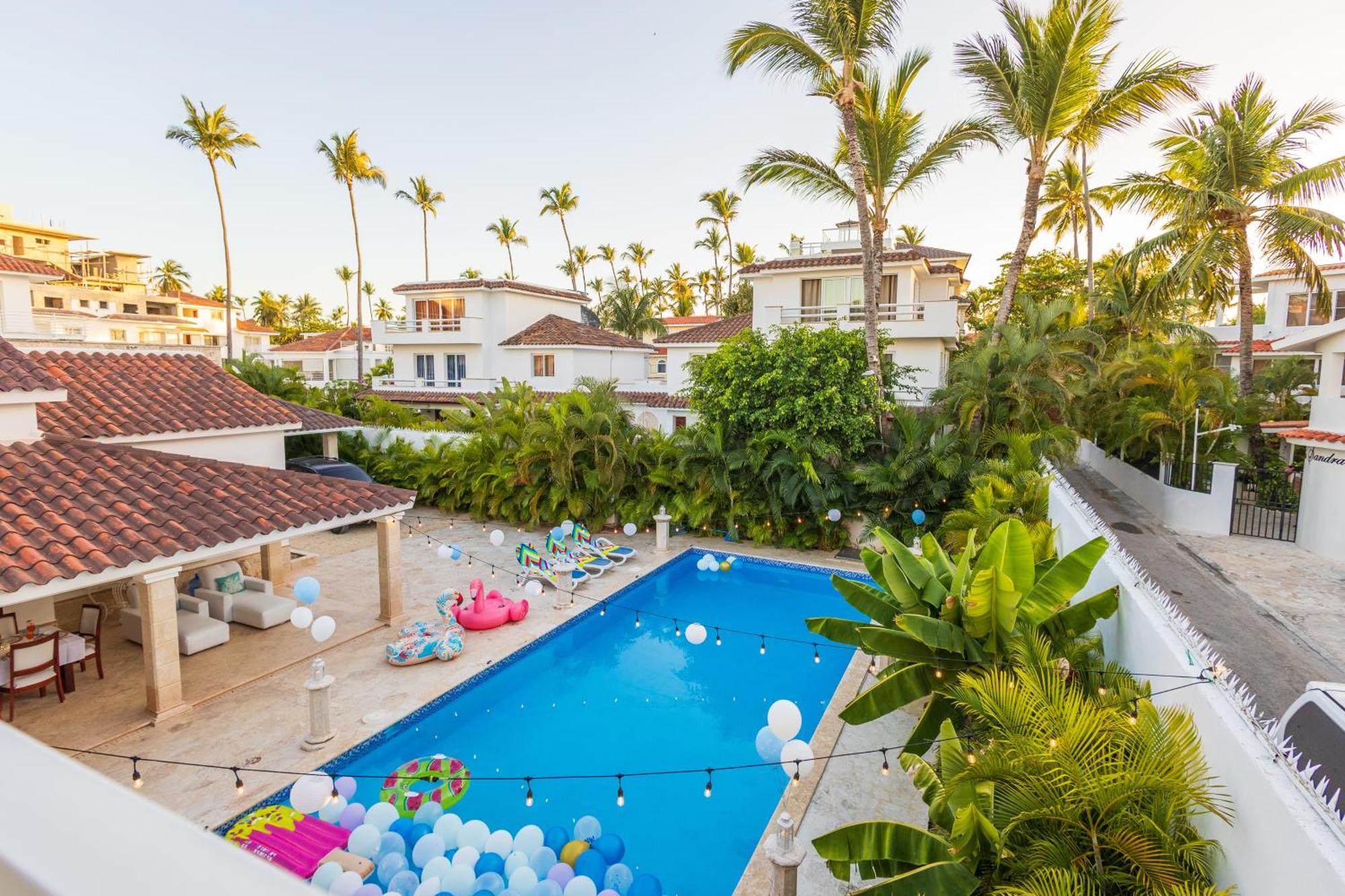 Huge 8-bedroom With Private Pool - Corales Villa *
