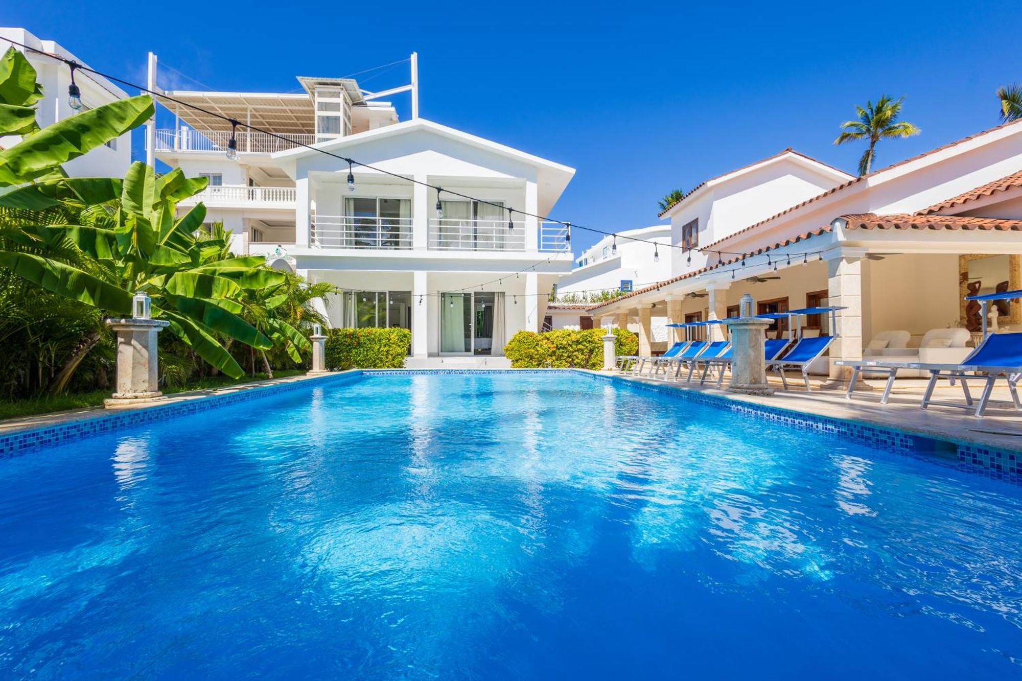 Huge 8-bedroom With Private Pool - Corales *